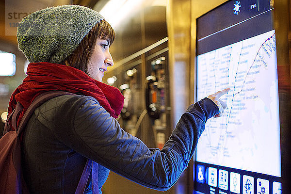 Seitenansicht einer Frau am Kiosk in der U-Bahn-Station