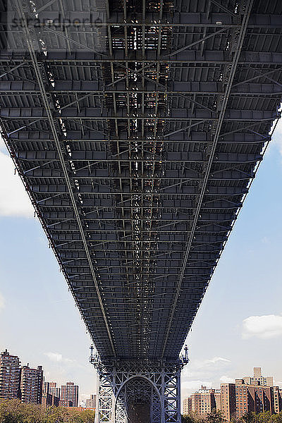 Tiefwinkelansicht der Manhattan Bridge gegen den Himmel