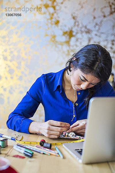 Nähstoff für weibliche Designer am Schreibtisch im Büro