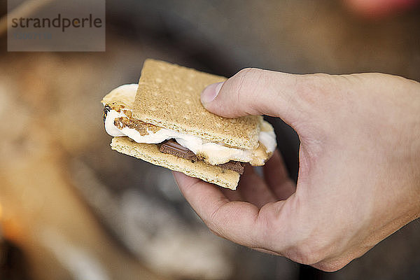 Ausgeschnittenes Bild von Händen  die während des Sommercamps Kleinkram halten