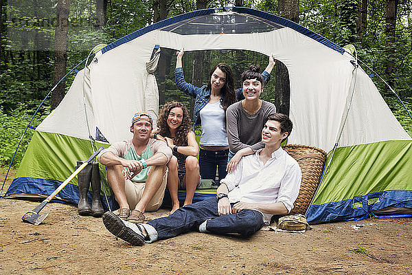 Freunde im Zelt im Wald