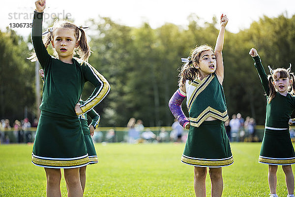 Auf dem Feld tanzende Cheerleader