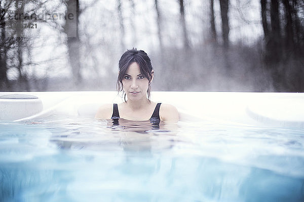Porträt einer Frau im Schwimmbad
