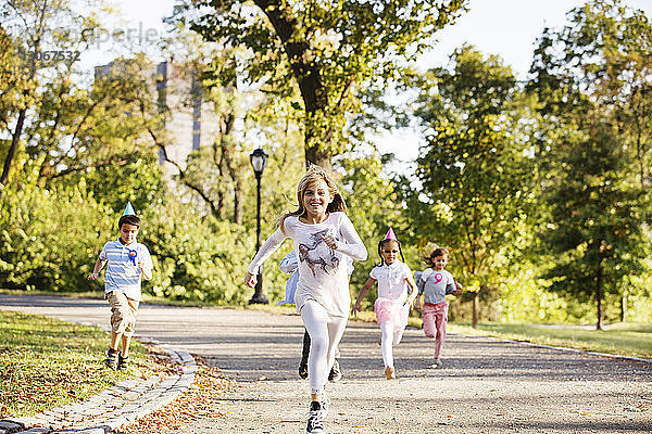 Kinder laufen im Park