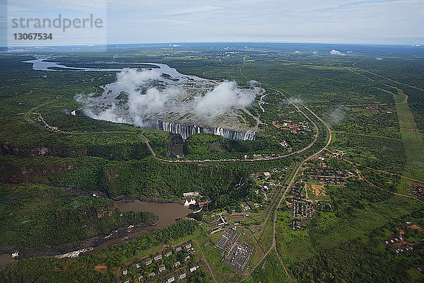 Luftaufnahme von Wasserfall und Landschaft gegen den Himmel