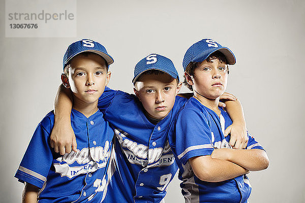 Porträt von Baseballspielern vor weissem Hintergrund stehend