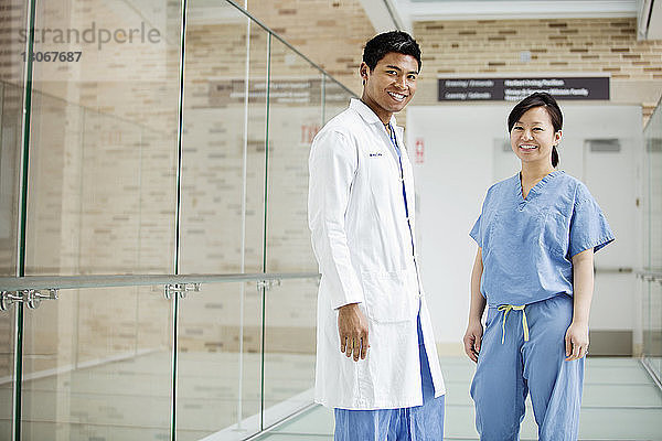 Porträt von im Krankenhaus stehenden Ärzten
