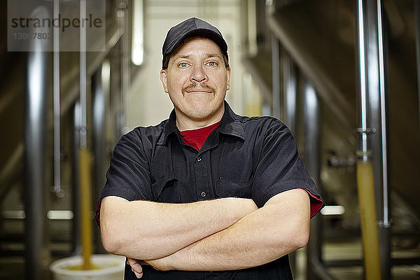 Porträt eines selbstbewussten glücklichen Mannes  der in der Brauerei steht