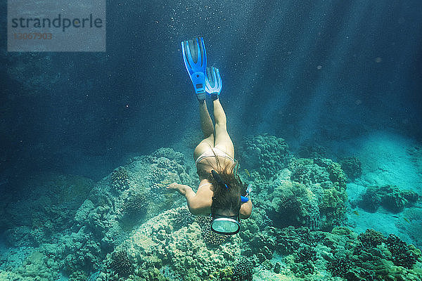 Unterseeisch schwimmende Frau