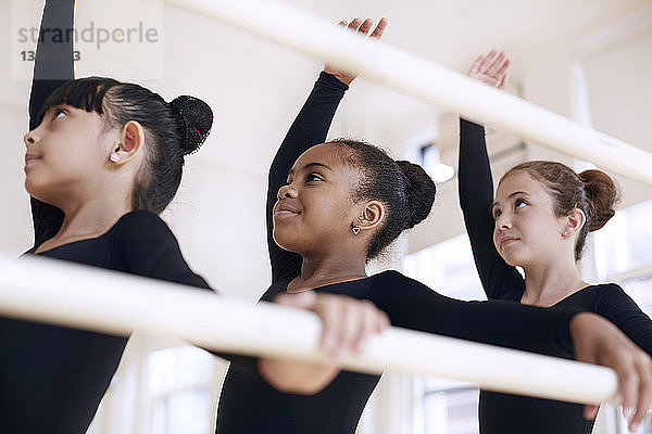 Niedriger Blickwinkel von selbstbewussten Ballerinen  die im Studio auftreten