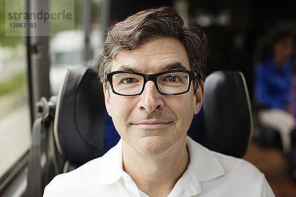 Porträt eines im Bus sitzenden Mannes