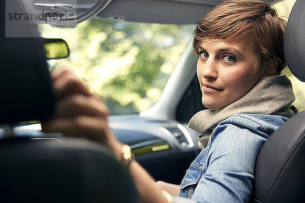 Porträt einer Frau im Auto sitzend