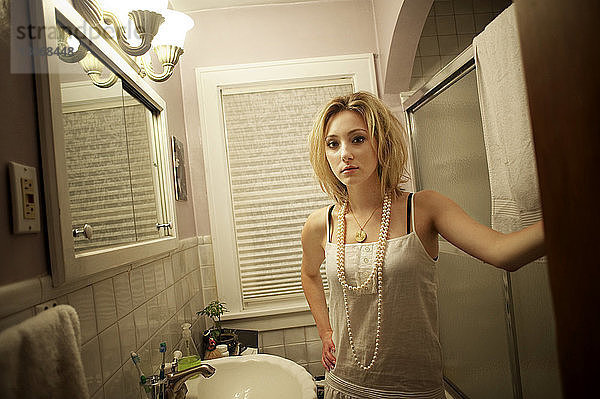 Porträt einer im Badezimmer stehenden Frau