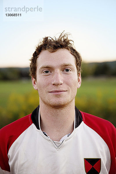 Porträt eines selbstbewussten Rugby-Spielers auf dem Spielfeld stehend