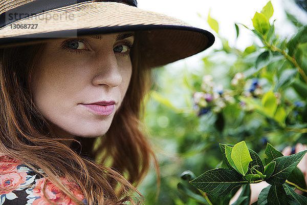 Porträt einer Frau mit Hut auf einem Bauernhof