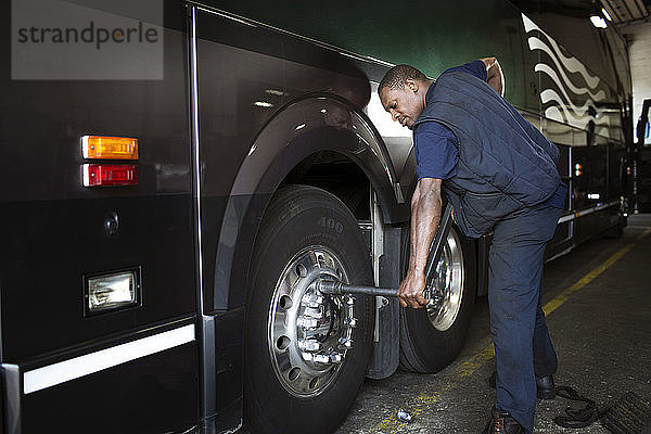 Mechaniker repariert Motor eines Busses