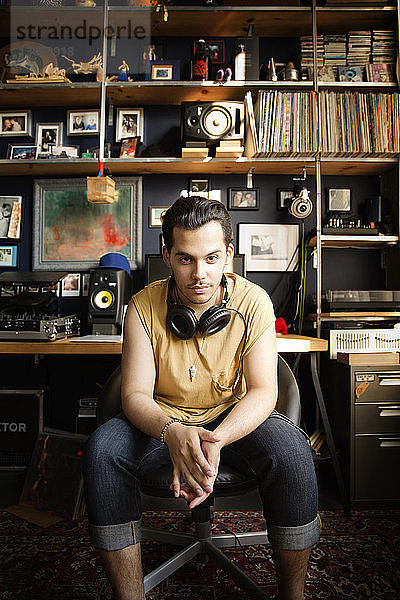Porträt eines DJs  der im Aufnahmestudio sitzt