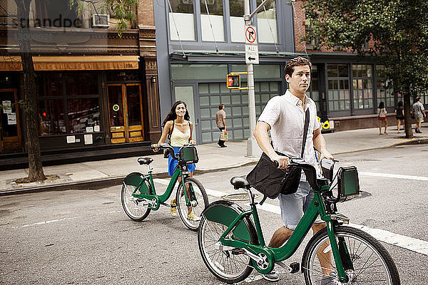 Freunde mit Fahrrad auf der Straße in der Stadt