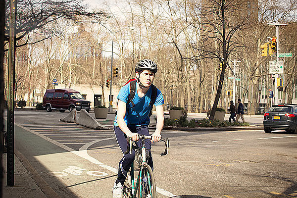 Niedrigwinkelansicht eines lächelnden Mannes beim Radfahren