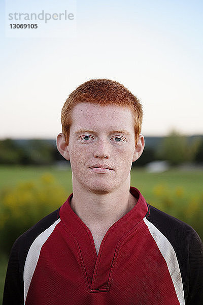 Porträt eines selbstbewussten Rugby-Spielers auf dem Spielfeld
