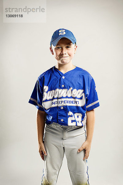 Porträt eines selbstbewussten Baseball-Spielers vor weißem Hintergrund