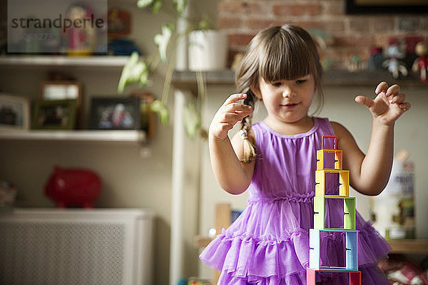 Mädchen spielt zu Hause mit Spielzeug