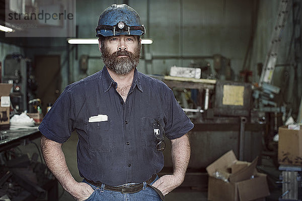 Porträt eines Arbeiters in einer Fabrik