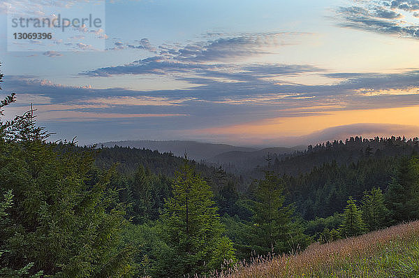 Landschaftliche Ansicht der Berge bei Sonnenuntergang