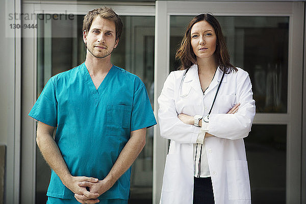 Porträt von im Krankenhaus stehenden Ärzten