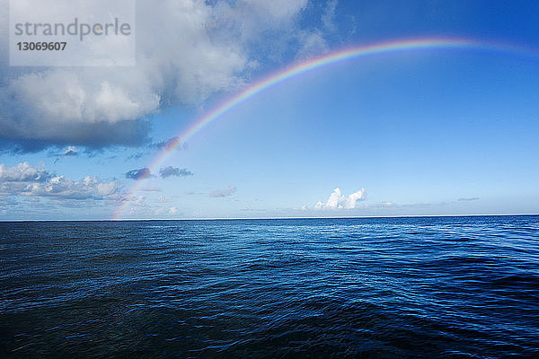 Idyllischer Blick auf den Regenbogen über dem Meer