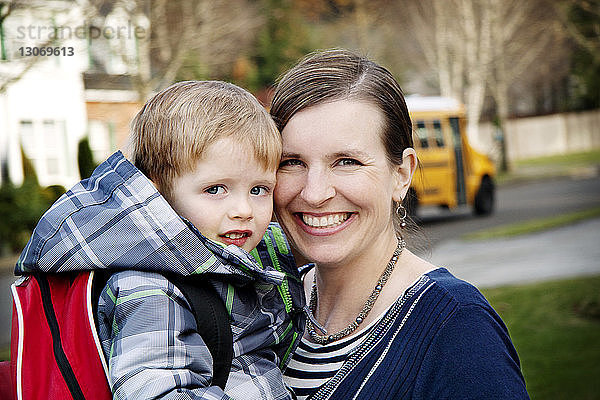 Porträt einer lächelnden Mutter mit Sohn