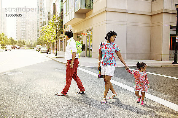 Familie zu Fuß auf der Straße