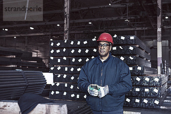 Porträt eines Arbeiters im Fabriklager