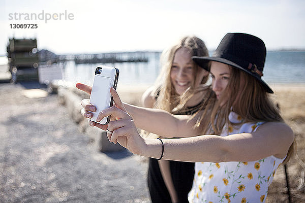 Freunde  die sich an den Strand stellen