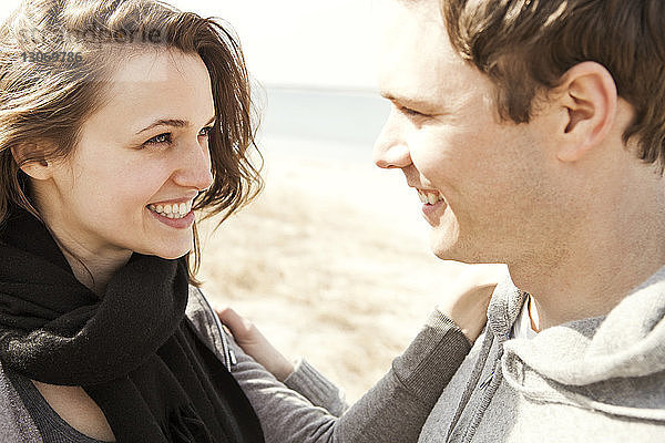 Glückliches Paar am Strand stehend