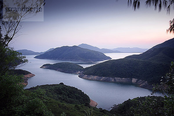 Landschaftlicher Blick auf den High Island Reservoir gegen klaren Himmel bei Sonnenuntergang