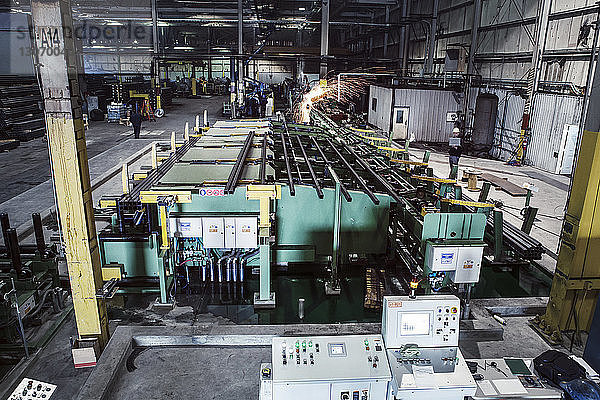Hochwinkelansicht von Maschinen in der Fabrik