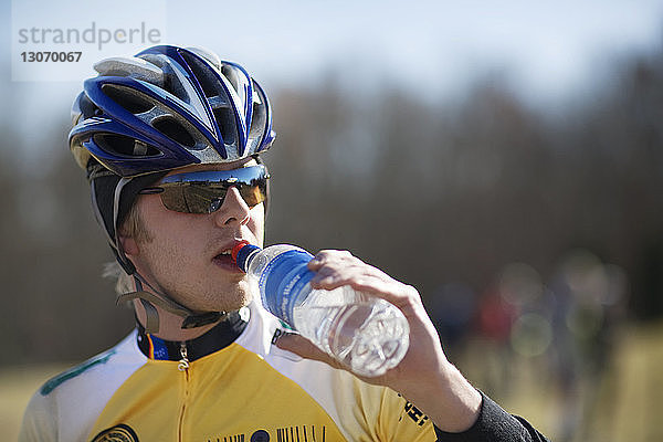 Trinkwasser für Radfahrer im Stehen