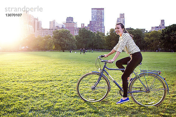 Seitenansicht einer Radfahrerin im Central Park