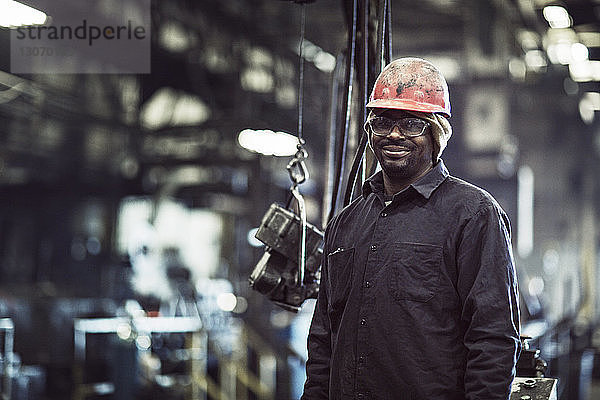 Porträt eines lächelnden Arbeiters in einer Fabrik