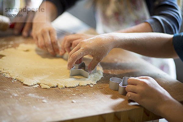 Beschnittenes Bild von Kindern  die in der Küche Kekse backen