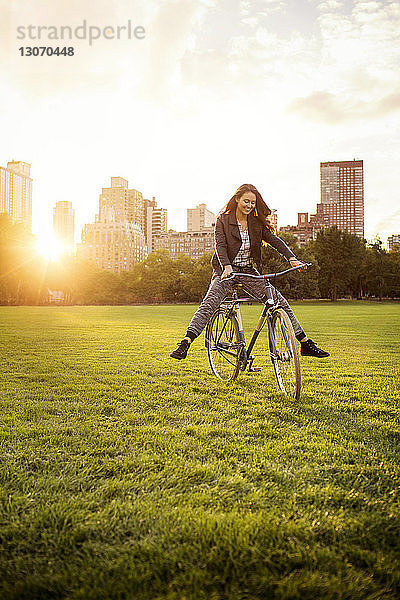 Verspielte Frau radelt im Central Park