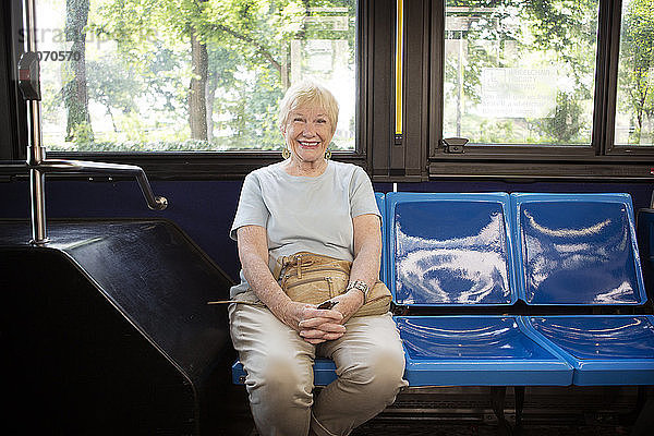 Porträt einer Frau  die im Bus reist