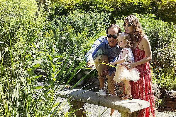 Familie betrachtet Pflanzen im Park