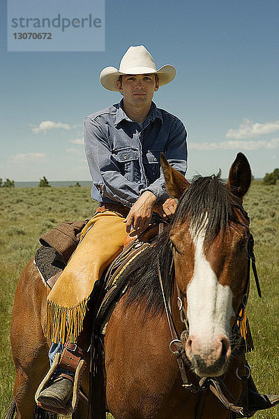 Porträt eines Mannes auf einem Pferd sitzend