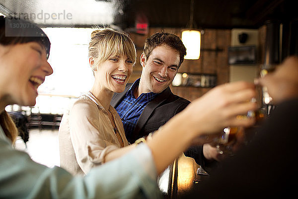 Glückliche Freunde genießen in einer Bar