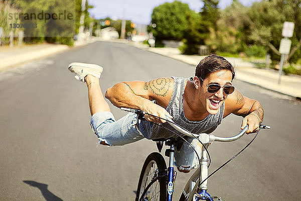 Mann führt Stunt beim Fahrradfahren auf der Straße aus