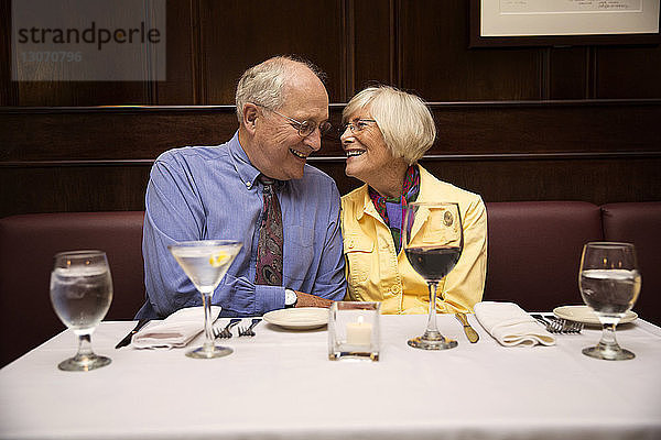 Älteres Ehepaar unterhält sich im Restaurant