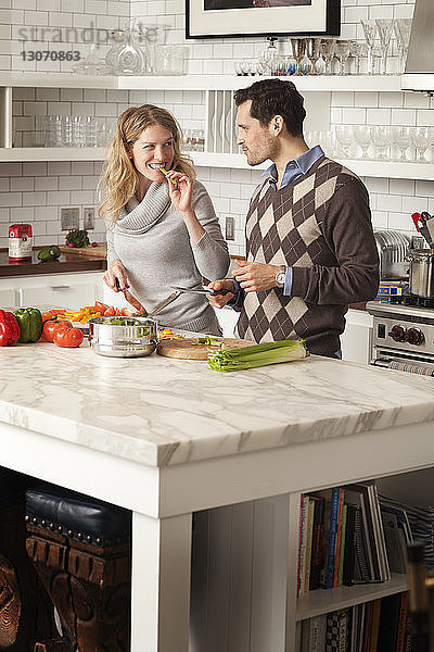 Ehepaar beim Gemüseschneiden in der Küche