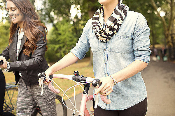 Frauen mit Fahrrädern auf der Strasse